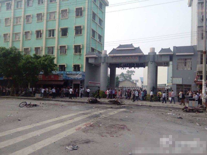 桂林一学校门口发生爆炸事故 疑有一人已死亡