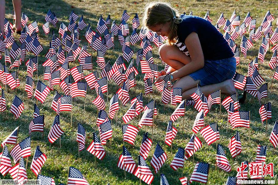 美国公园竖三千余面国旗 纪念9·11恐怖袭击十二周年