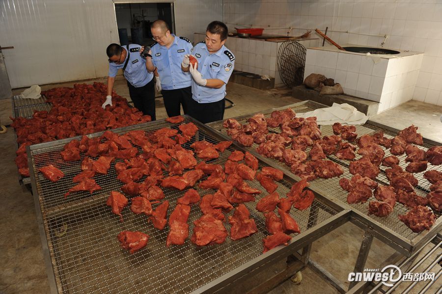 西安警方截获17吨假牛肉 加工现场令人作呕