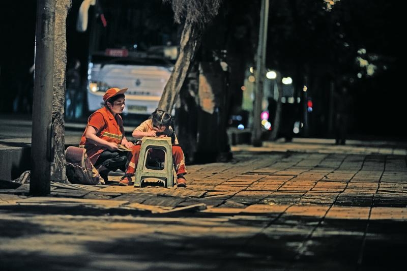 宜宾“最美环卫妈妈”：路灯下陪女儿读书