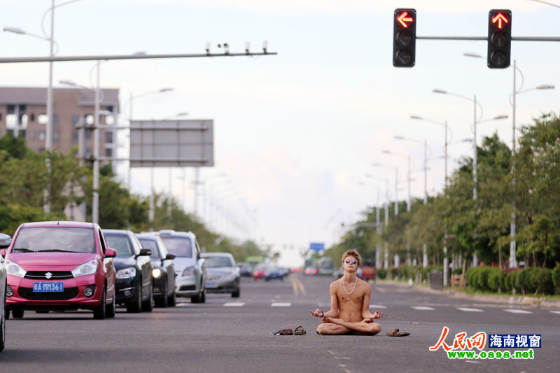 外籍留学生在海口马路中央全裸打坐