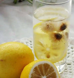 秋季养生茶饮：柠檬蜂蜜菊花茶