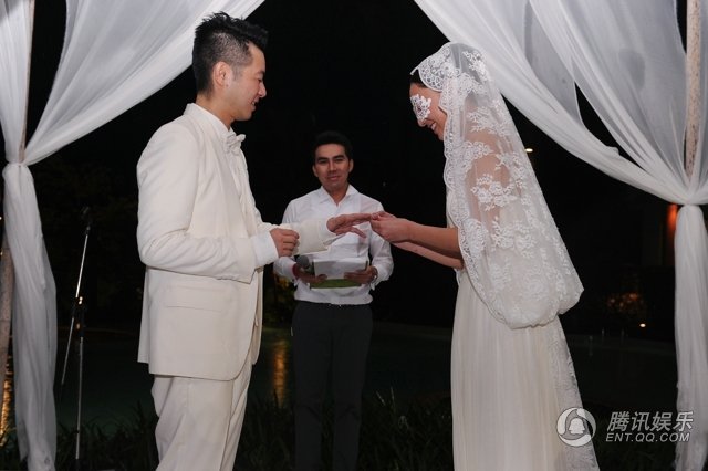 郑希怡泰国举办婚前派对 穿婚纱和男友梁学储拥吻