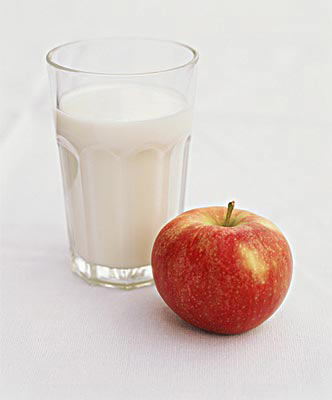 吃什么肚腩变小？牛奶苹果助你消灭小肚腩