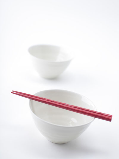 用筷礼仪：千万不要把筷子竖插在食物上