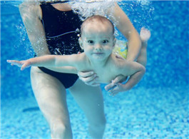 宝宝如何学游泳