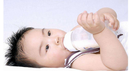 宝宝就是不接受奶瓶怎么办？_奶嘴-母乳-奶瓶-喂养-