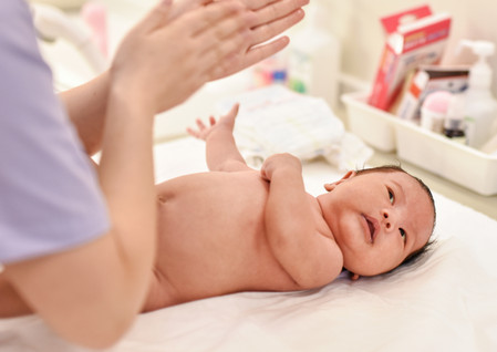 婴儿抚触的步骤婴儿抚触的正确方法_操作者-脚踝-拇指-按摩-