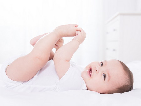 4个月宝宝的发育标准_俯卧-浴巾-儿歌-个月-