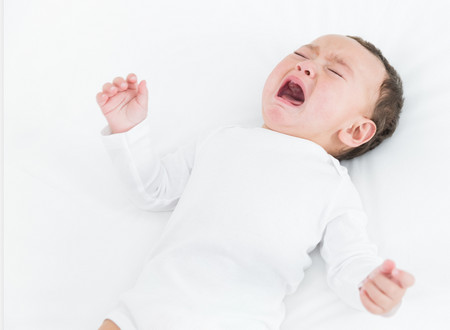 宝宝睡觉不喜欢盖被子是什么原因_生长激素-睡姿-被子-睡着-