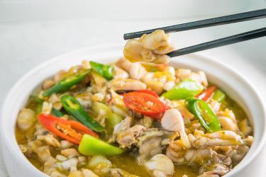 杀牛蛙快速去皮的方法