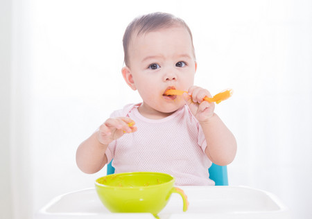 宝宝吃饭含着不咽怎么办_咀嚼-吃饭-家长-身体-