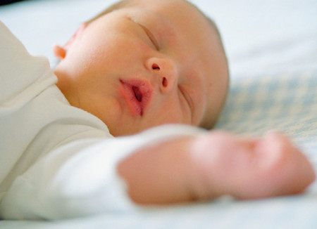 1岁内宝宝睡眠时间标准_个月-吃奶-睡眠时间-晚上-