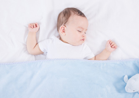 宝宝喜欢跪着睡觉是什么原因_睡姿-肠胃-被子-跪着-