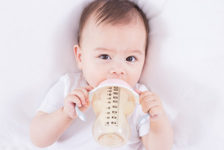 婴儿喝水要注意什么_遗尿-白开水-睡前-喝水-