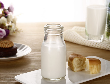 孩子喝什么牛奶有助于长高_服用-牛奶-营养-儿童-