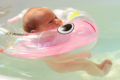 婴儿游泳用脖圈好吗？