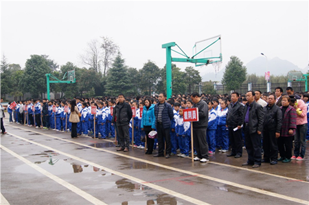 中学开运动会遇大雨 上千学生淋雨校领导打伞