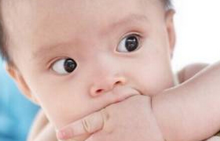 宝宝喜欢咬指甲兴许是心理焦虑
