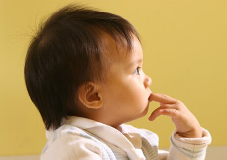 孩子咬指甲可能缺微量元素