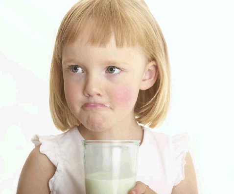 宝宝该喝全脂牛奶还是脱脂牛奶？