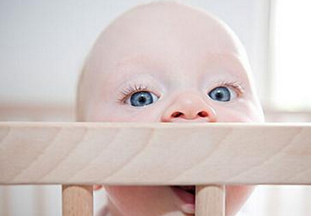 宝宝吞食异物怎么办 应对宝宝异物卡喉的明智之举