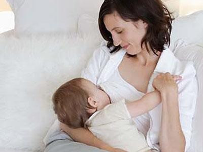新生儿便秘可以吃什么？母乳喂养缓解宝宝便秘最有效