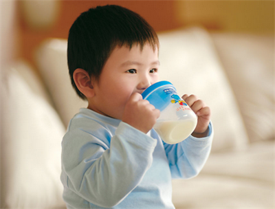 新生儿便秘吃什么奶粉？要不要换奶粉