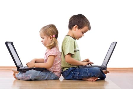 孩子玩电脑