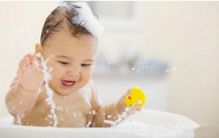 洗澡时给宝宝做这个动作，不仅提高智商还长的快！
