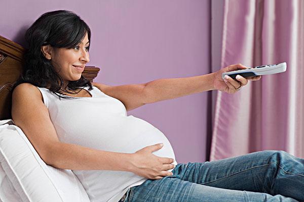 孕妇看电视