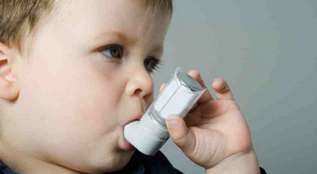 别一咳嗽就说感冒了，这些症状中2条可能是气喘儿！