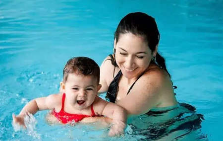 原来不同年龄的宝宝游泳方式、用具、注意事项区别这么大！