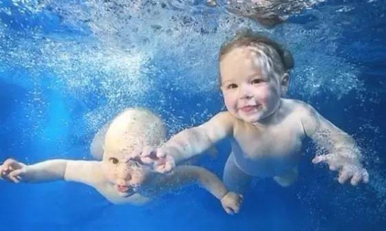 新生婴儿到底该不该游泳？