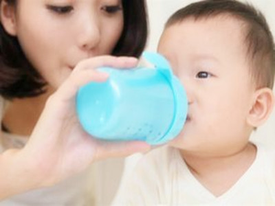 新生儿打嗝时能喂水吗