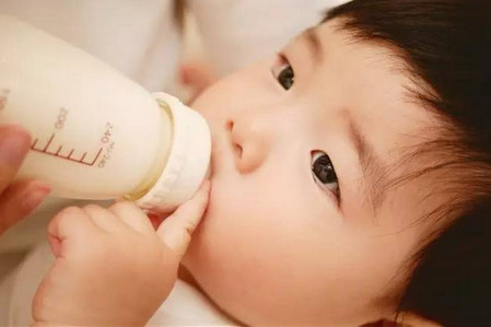 儿科医师告诉你：宝宝呛奶怎么办？