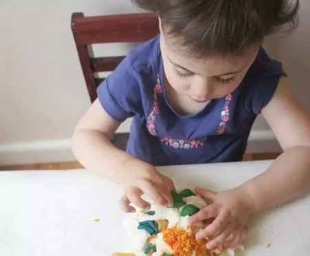 厨房里的感官游戏：当彩虹意面遇到橡皮泥（2-3岁）