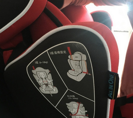 如何用安全带正确固定儿童安全座椅