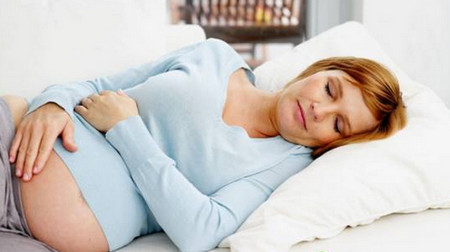 孕期这种睡姿最不舒服，却对胎儿最好，孕妈好痛苦！