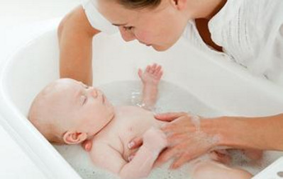 给宝宝洗澡，妈妈必须学会这些！