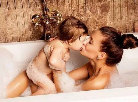 异性家长不能给孩子洗澡，真有这么讲究吗？