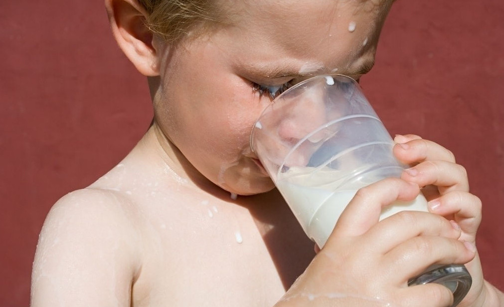 宝宝的配方奶要喝到什么时候？关于开始喝纯牛奶的常见问题！