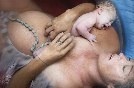你想看看宝宝没剪脐带的出生照吗？