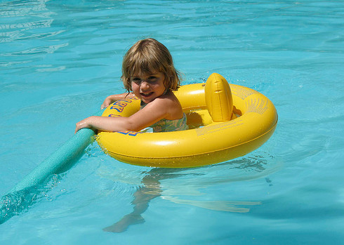 痛心!11岁女孩户外气垫游泳池内溺亡，暑假家长该如何保证孩子的安全？