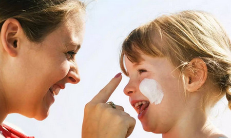 夏季防晒：儿童防晒霜要少用 物理防晒更实用