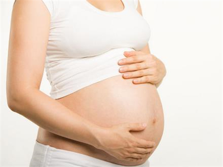 孕晚期和爱人常做这个运动，利于分娩