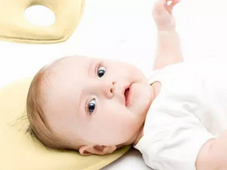 宝宝到底需不需要睡枕头？
