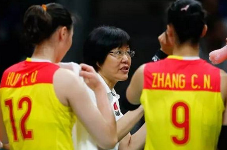 12年，中国女排重返奥运之巅！有一种精神叫中国女排，有一种教练叫“铁榔头”