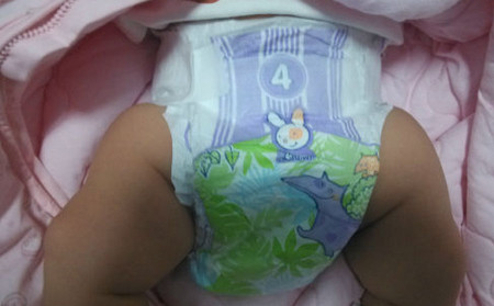 真人演示:手把手教你如何给宝宝正确换纸尿裤?