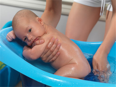 婴儿洗澡水温多少合适